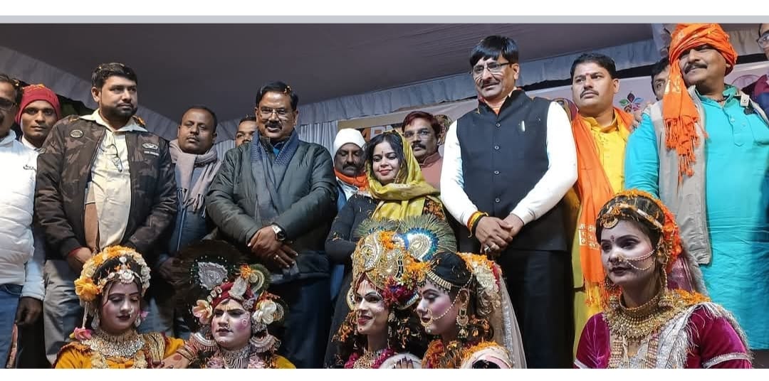 Kushinagar: राधा-कृष्ण पर फूलों की वर्षा, जयकारे से गूंजा वातावरण