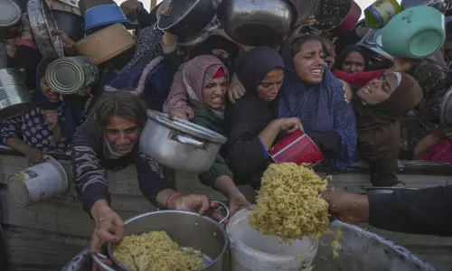 Gaza पर इजरायली हमलों में बच्चों सहित कम से कम 33 लोग मारे गए