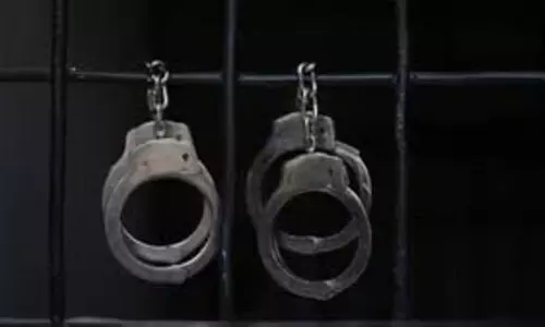 लखनऊ : लोन के लिए 1 लाख रुपये की रिश्वत लेते बैंककर्मी गिरफ्तार लखनऊ : लोन के लिए 1 लाख रुपये की रिश्वत लेते बैंककर्मी गिरफ्तार