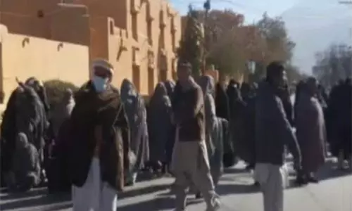 बलूचिस्तान के Quetta में कड़ाके की ठंड के बीच गैस की कमी को लेकर महिलाओं ने किया विरोध प्रदर्शन