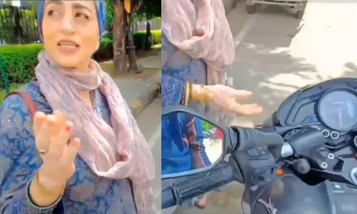 महिला ने बाइकर से अपने 2-व्हीलर से हिंदू स्टिकर हटाने को कहा, VIDEO वायरल महिला ने बाइकर से अपने 2-व्हीलर से हिंदू स्टिकर हटाने को कहा, VIDEO वायरल