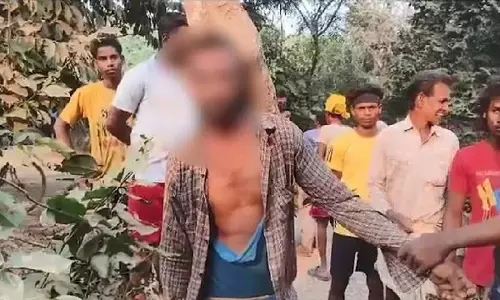 Mayurbhanj में चार बच्चों का अपहरण करने वाले व्यक्ति की ग्रामीणों ने की पिटाई Mayurbhanj में चार बच्चों का अपहरण करने वाले व्यक्ति की ग्रामीणों ने की पिटाई