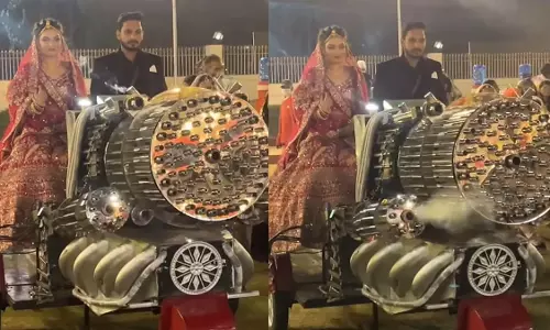 Animal-मशीन गन पर शादी जोड़े ने की एंट्री, लोगों ने खूब की खिंचाई, video viral Animal-मशीन गन पर शादी जोड़े ने की एंट्री, लोगों ने खूब की खिंचाई, video viral