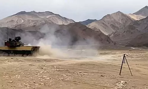 Indian लाइट टैंक ने उच्च ऊंचाई पर फायरिंग करके बड़ी उपलब्धि हासिल की Indian लाइट टैंक ने उच्च ऊंचाई पर फायरिंग करके बड़ी उपलब्धि हासिल की