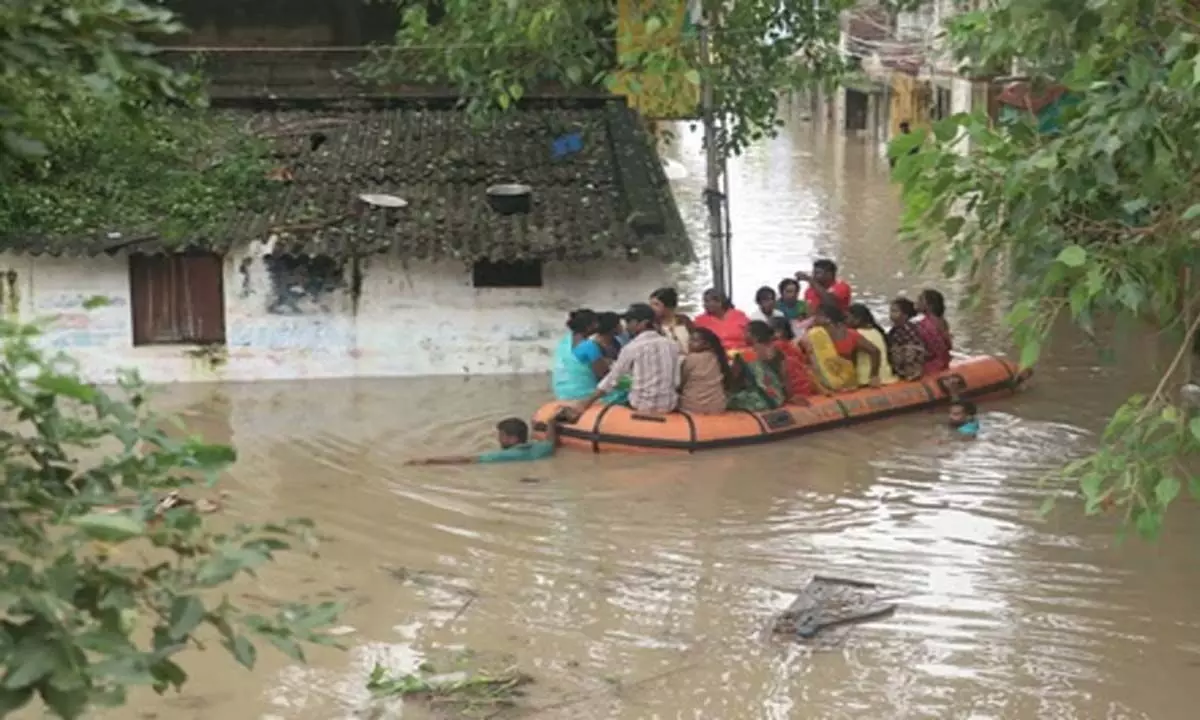 Tamil Nadu: बाढ़ से जूझ रहे ग्रामीण पुडुचेरी के लिए बारिश का नया दौर ख़तरा