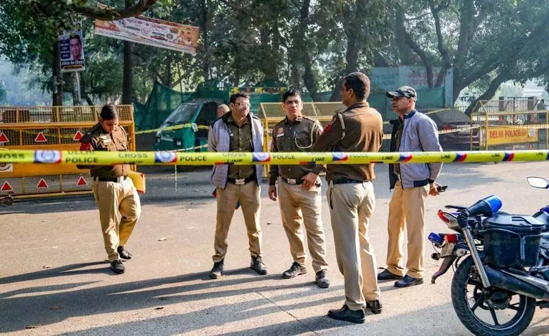 Delhi 3 स्कूलों को बम से उड़ाने की धमकी भरे मेल मिले, पुलिस मौके पर पहुंची