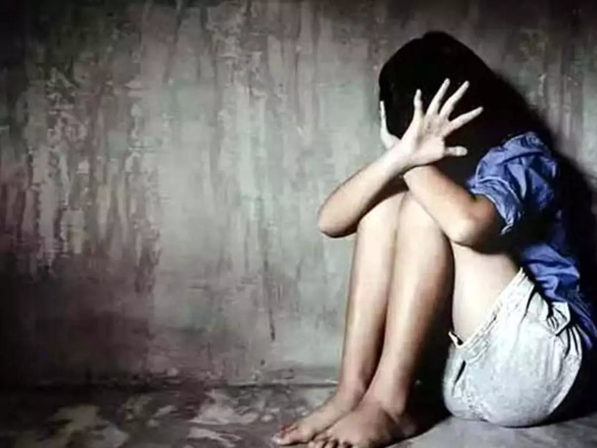 नाबालिग बेटी के यौन शोषण का आरोप, पिता ने विदेश से आकर किया आरोपी का मर्डर नाबालिग बेटी के यौन शोषण का आरोप, पिता ने विदेश से आकर किया आरोपी का मर्डर