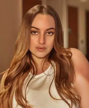 Sonakshi Sinha ने खुद को असली सोना के रूप में टैग किया