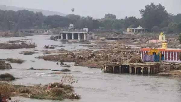 तिरुनेलवेली लड़खड़ा रही: थमीराफरानी नदी के किनारे के बाढ़ के खतरे की चेतावनी