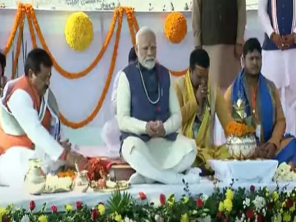 UP: प्रधानमंत्री मोदी ने प्रयागराज में संगम पर पूजा की