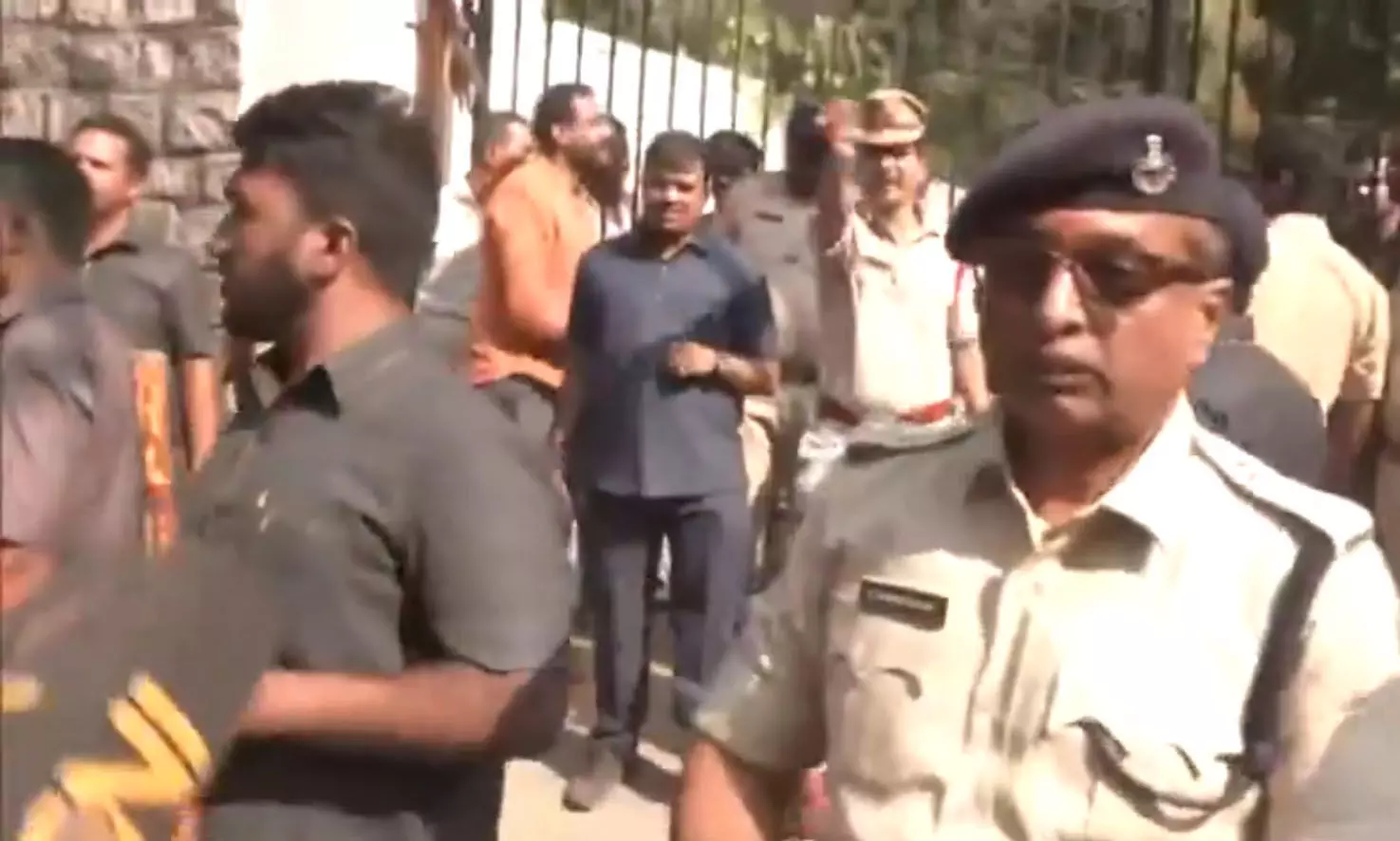 Allu Arjun Arrest: अल्लू अर्जुन थिएटर में भगदड़ मामले में गिरफ्तार, ACP ने की पुष्टि, बॉडीगार्ड भी अरेस्ट