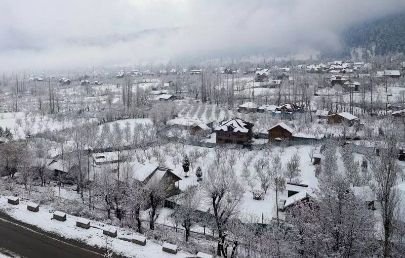 Kashmir के मैदानों में मौसम की पहली बर्फबारी लंबे सूखे के बाद राहत लेकर आई