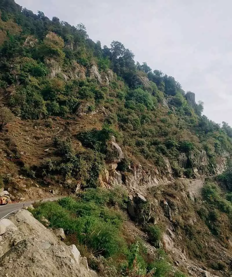 Himachal: दुर्घटना संभावित क्षेत्रों पर तत्काल ध्यान देने की आवश्यकता