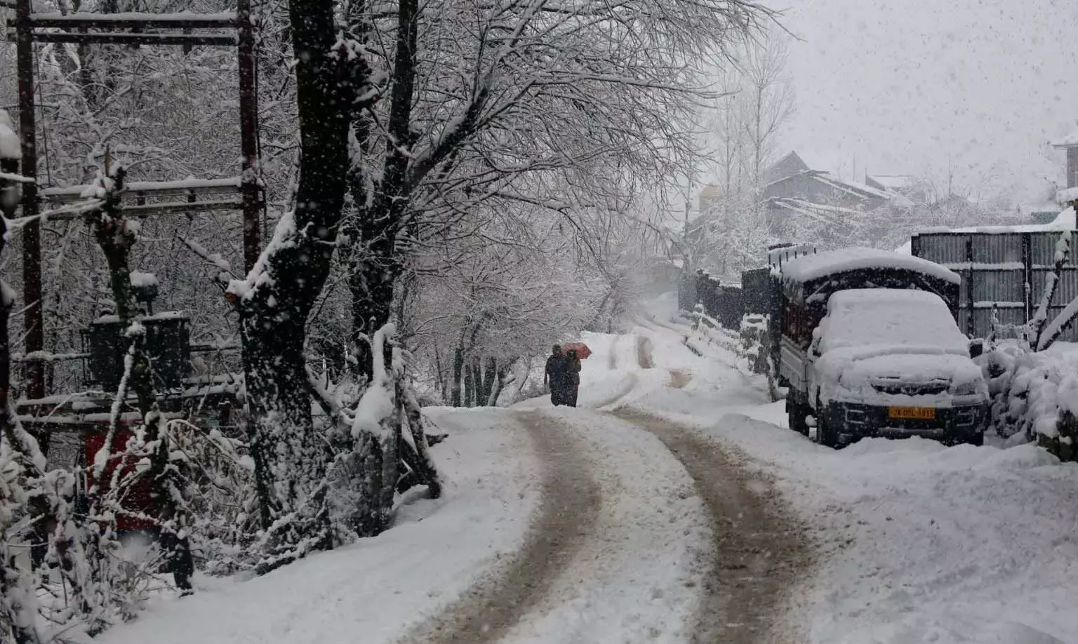 Jammu: मौसम की पहली बर्फबारी से दक्षिण कश्मीर के सेब किसानों का उत्साह बढ़ा