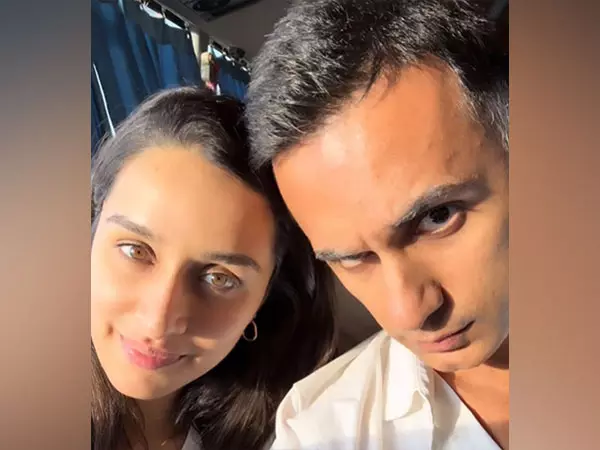 Shraddha Kapoor ने प्रेमी राहुल मोदी के साथ वड़ा पाव का लुत्फ़ उठाया Shraddha Kapoor ने प्रेमी राहुल मोदी के साथ वड़ा पाव का लुत्फ़ उठाया