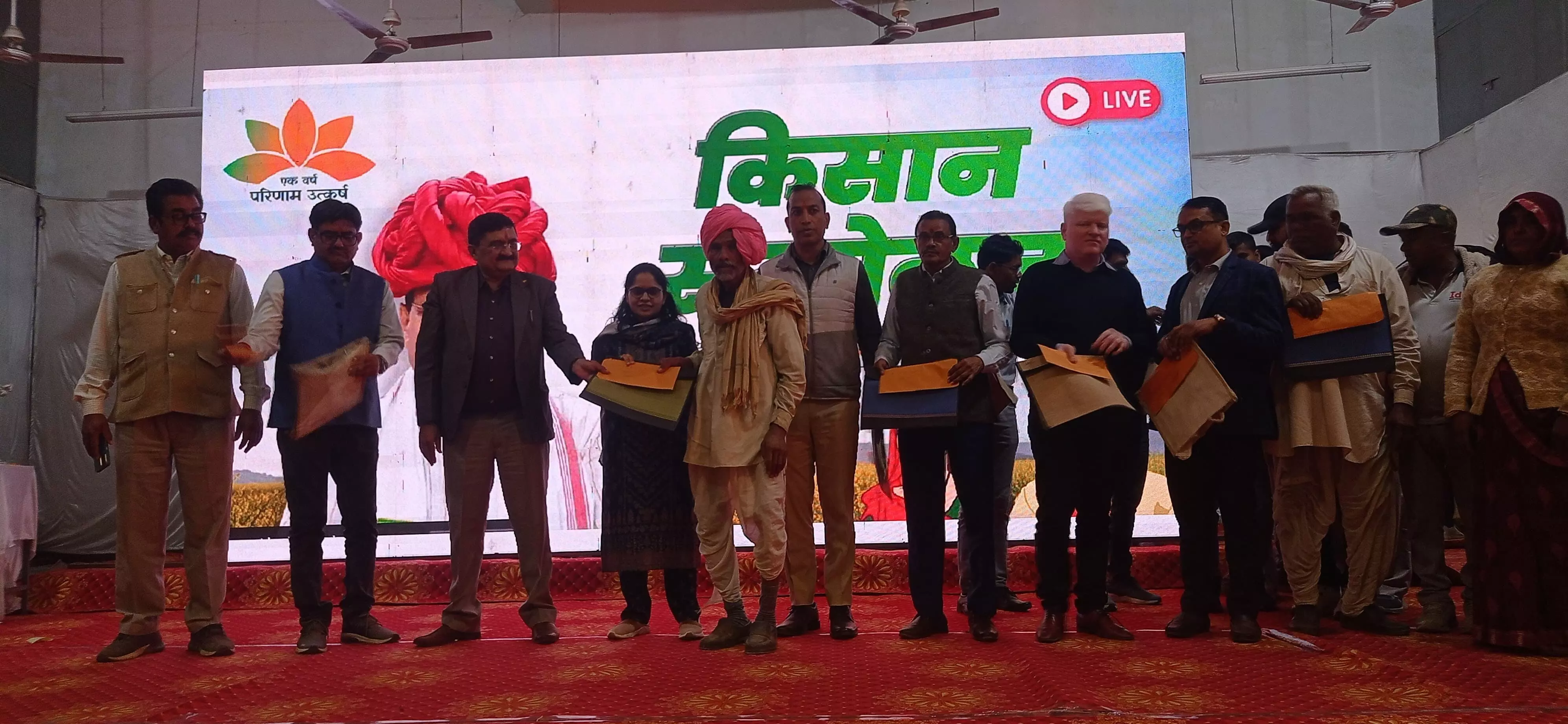 Pratapgarh: राज्य में किसान सम्मानित, जिला स्तर पर शुक्रवार को आयोजित हुआ किसान सम्मेलन