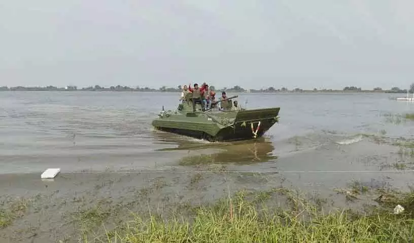 BMP-II, BMP-2K का फ्लोटिंग परीक्षण मलकापुर पेद्दा चेरुवु में आयोजित किया