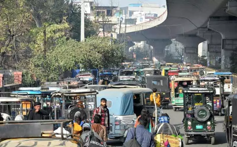 Auto चालक लेन अनुशासन का उल्लंघन करते, बस स्टैंड के पास यातायात में अव्यवस्था बढ़ती