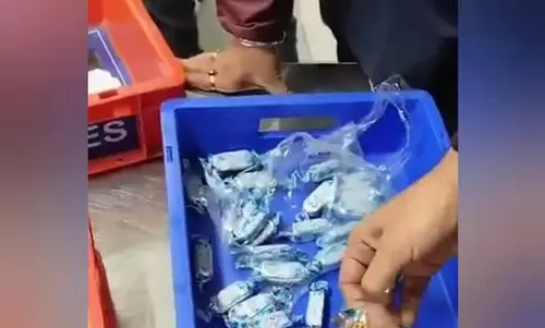 Toffee के रैपर में सोना तस्करी के आरोप में दोहा से आया भारतीय यात्री गिरफ्तार Toffee के रैपर में सोना तस्करी के आरोप में दोहा से आया भारतीय यात्री गिरफ्तार
