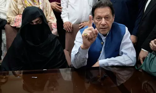 पाक अदालत ने दूसरे तोशाखाना मामले में इमरान, उनकी पत्नी बुशरा पर आरोप तय किया पाक अदालत ने दूसरे तोशाखाना मामले में इमरान, उनकी पत्नी बुशरा पर आरोप तय किया