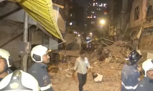 4 मंजिला इमारत का हिस्सा ढहा, रेस्क्यू जारी