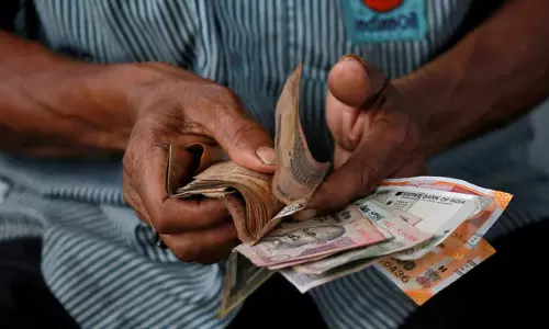 डॉलर के मुकाबले रुपया 84.88 के नए निचले स्तर पर पहुंचा