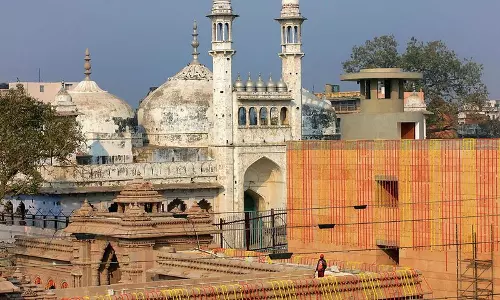 सुप्रीम कोर्ट ने धार्मिक ढांचों पर मुकदमों के सर्वेक्षण और अंतिम आदेश पर रोक लगाई