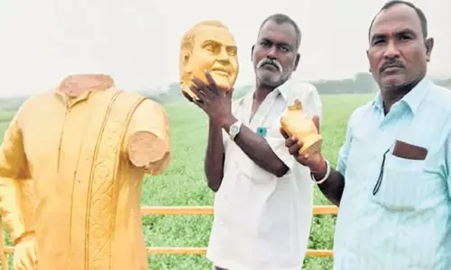 Andhra: कडप्पा में एनटीआर की मूर्ति तोड़ी गई Andhra: कडप्पा में एनटीआर की मूर्ति तोड़ी गई