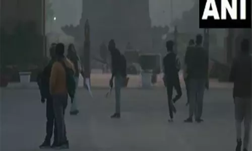 Delhi में वायु गुणवत्ता सूचकांक खराब श्रेणी में बना हुआ, शहर में कोहरे की एक पतली परत छाई हुई है