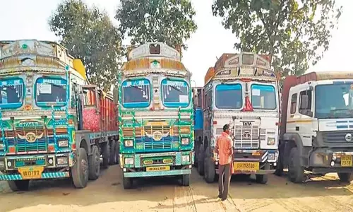 Odisha: केएनआईए ने ओडिशा सरकार से अवैध ट्रकों के खिलाफ कार्रवाई करने का आग्रह किया Odisha: केएनआईए ने ओडिशा सरकार से अवैध ट्रकों के खिलाफ कार्रवाई करने का आग्रह किया