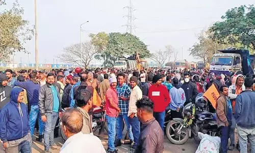 Odisha: गेट पास न दिए जाने पर ठेका श्रमिकों ने लोगों का प्रवेश रोका Odisha: गेट पास न दिए जाने पर ठेका श्रमिकों ने लोगों का प्रवेश रोका