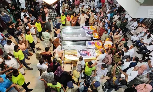 जनता का दर्शन जारी: देश आंसुओं के सागर में डूबा है, मित्रगण शोक में जनता का दर्शन जारी: देश आंसुओं के सागर में डूबा है, मित्रगण शोक में