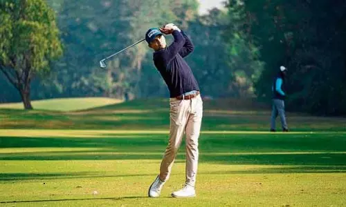 Local खिलाड़ी अजीतेश ने 69 रन बनाकर दो शॉट से बढ़त बनाई