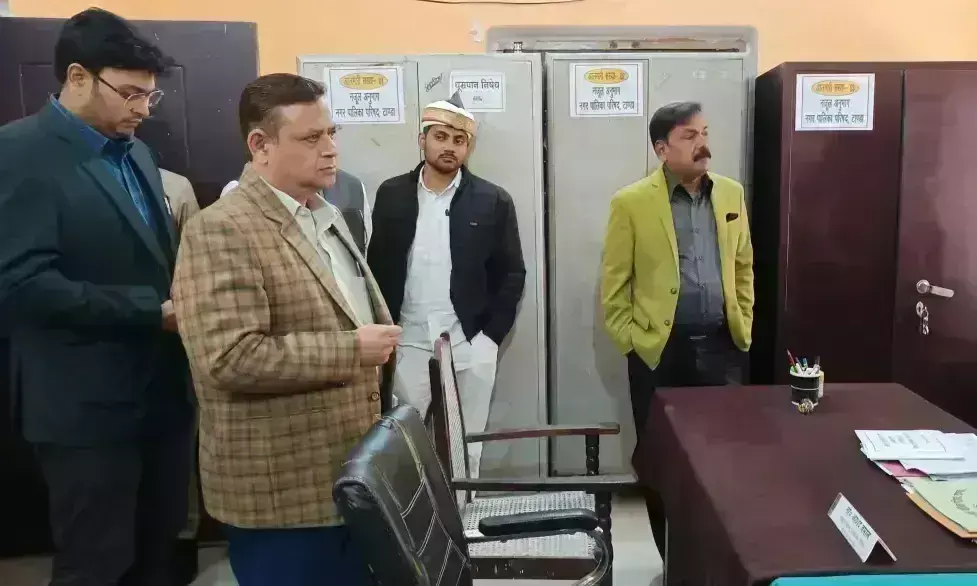 Ambedkar Nagar: जिलाधिकारी ने टांडा नगर पालिका के सभी पटलों का औचक निरीक्षण किया Ambedkar Nagar: जिलाधिकारी ने टांडा नगर पालिका के सभी पटलों का औचक निरीक्षण किया