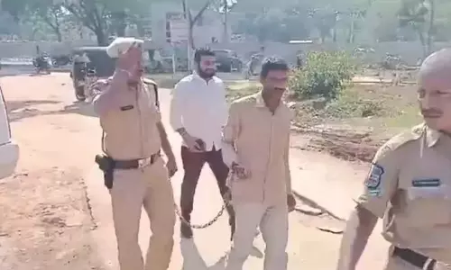 Telangana: सीएम रेवंत ने किसान को हथकड़ी लगाने की घटना की जांच के आदेश दिए Telangana: सीएम रेवंत ने किसान को हथकड़ी लगाने की घटना की जांच के आदेश दिए