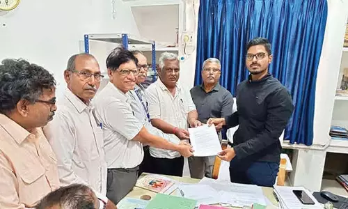 Andhra: इस्पात संयंत्र के पेंशनभोगी उच्च पेंशन की मांग कर रहे Andhra: इस्पात संयंत्र के पेंशनभोगी उच्च पेंशन की मांग कर रहे