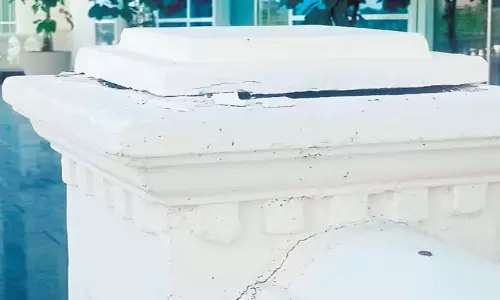 Telangana: तेलंगाना के कालोजी ऑडिटोरियम में दरारें आईं Telangana: तेलंगाना के कालोजी ऑडिटोरियम में दरारें आईं