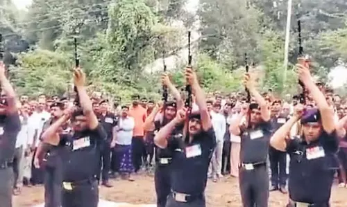 Andhra: भारतीय सेना के हवलदार सुब्बैया का पूरे सैन्य सम्मान के साथ अंतिम संस्कार किया Andhra: भारतीय सेना के हवलदार सुब्बैया का पूरे सैन्य सम्मान के साथ अंतिम संस्कार किया