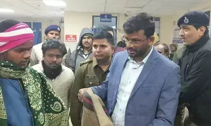 Araria: सामाजिक सुरक्षा कोषांग के तहत डीएम और एसपी ने जरूरतमंदों के बीच कंबल का वितरण किया