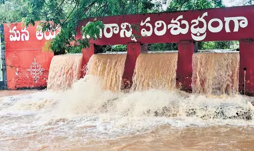 Andhra Pradesh: भारी बारिश के कारण तिरुपति में भारी व्यवधान Andhra Pradesh: भारी बारिश के कारण तिरुपति में भारी व्यवधान