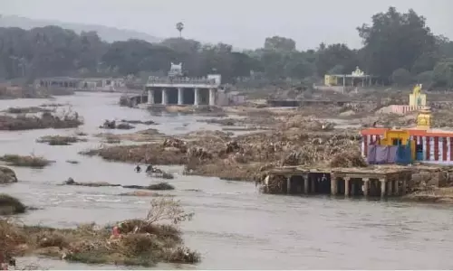 तिरुनेलवेली लड़खड़ा रही: थमीराफरानी नदी के किनारे के बाढ़ के खतरे की चेतावनी तिरुनेलवेली लड़खड़ा रही: थमीराफरानी नदी के किनारे के बाढ़ के खतरे की चेतावनी