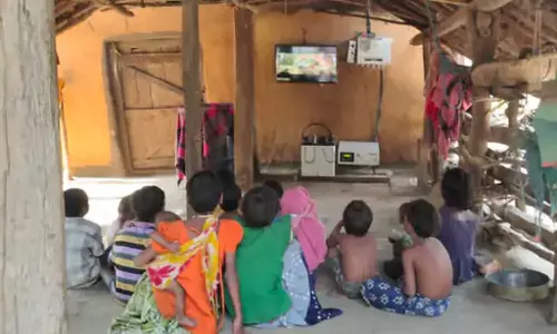 नक्सली कमांडर हिड़मा के गांव में प्रशासन ने लगाई TV नक्सली कमांडर हिड़मा के गांव में प्रशासन ने लगाई TV