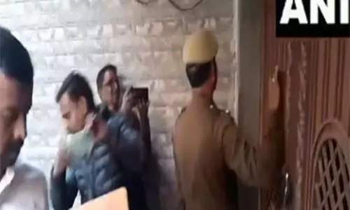 तकनीकी विशेषज्ञ की आत्महत्या का मामला: Bengaluru police की चार सदस्यीय टीम जौनपुर पहुंची, नोटिस चिपकाया तकनीकी विशेषज्ञ की आत्महत्या का मामला: Bengaluru police की चार सदस्यीय टीम जौनपुर पहुंची, नोटिस चिपकाया