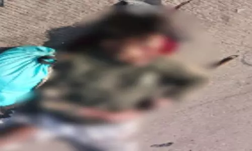 युवकों को तेज रफ्तार कार ने रौंदा, केटरिंग वर्कर की मौत