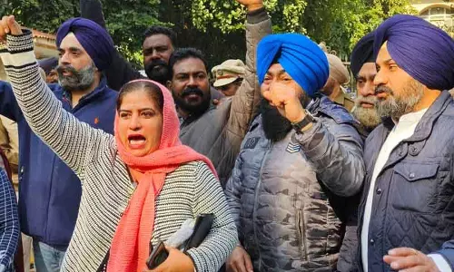 Punjab: विपक्ष का आरोप, पुलिस और गुंडों ने उम्मीदवारों को नामांकन दाखिल करने से रोका Punjab: विपक्ष का आरोप, पुलिस और गुंडों ने उम्मीदवारों को नामांकन दाखिल करने से रोका