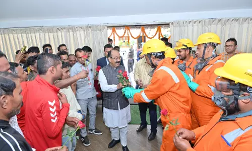 डिप्टी सीएम अरुण साव ने सफाई मित्रों को पीपीई किट का किया वितरण