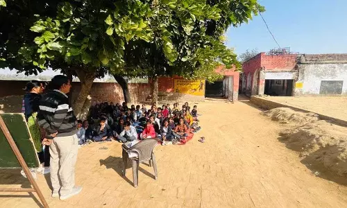 Haryana :  कमरों के अभाव में प्राथमिक विद्यालय के छात्र ठंड का सामना करते हुए