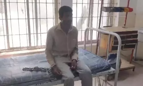 Telangana: किसान को हथकड़ी लगाए जाने से तोड़फोड़ का संदेह Telangana: किसान को हथकड़ी लगाए जाने से तोड़फोड़ का संदेह