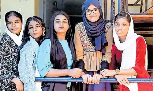 पलक्कड़ हादसा : स्कूली छात्राओं को सुपुर्द-ए-खाक किया, लोगों ने नम आँखों से दी अंतिम विदाई
