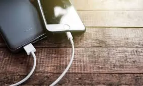 Smartphone से दूसरा फोन ऐसे होगा चार्ज, यहां जानिए गजब की ट्रिक Smartphone से दूसरा फोन ऐसे होगा चार्ज, यहां जानिए गजब की ट्रिक